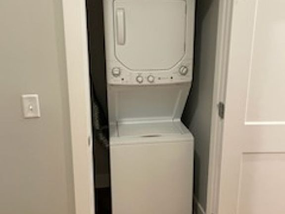 3rd image of 2570 Farnam St Unit 204