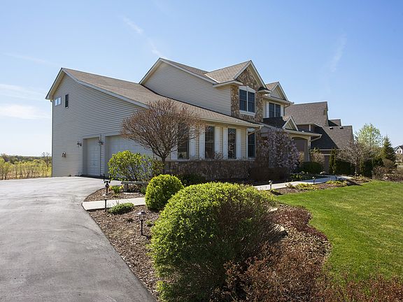 3rd image of 1715 Carriage Dr