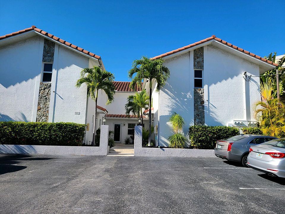 Charming Boutique Townhouse Building with Five Units