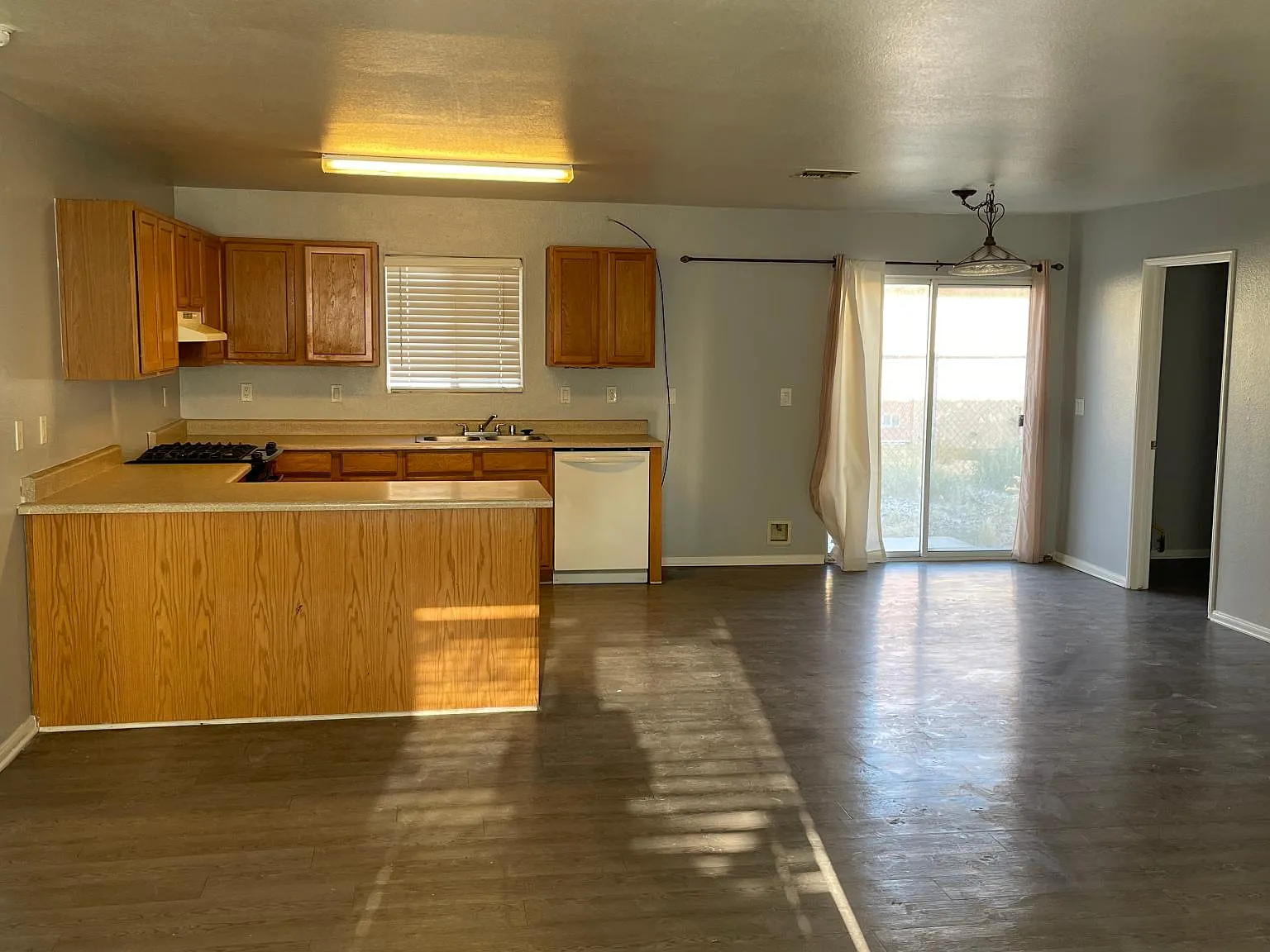 3 bed, 1262 sqft, $1,650 — Photo 2