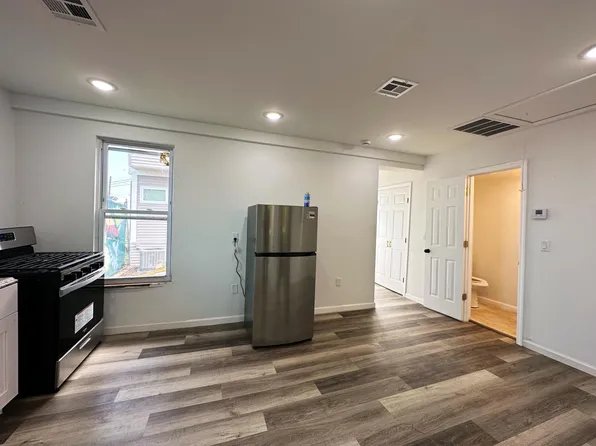 215 Lincoln Street image 2 of 17