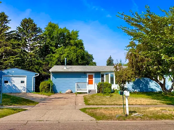 2421 4th St NW, Minot, ND 58703