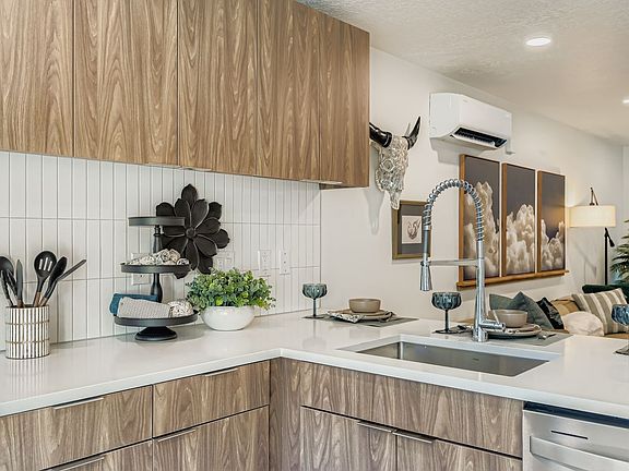 4th image of 848 W Emeril Ave #4