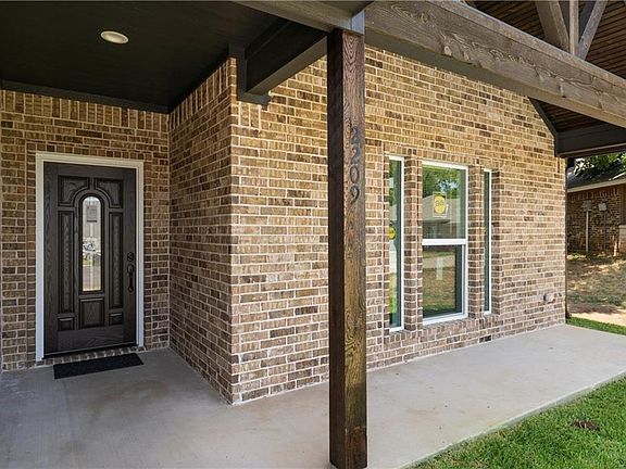 3rd image of 2209 Autumn Woods Dr