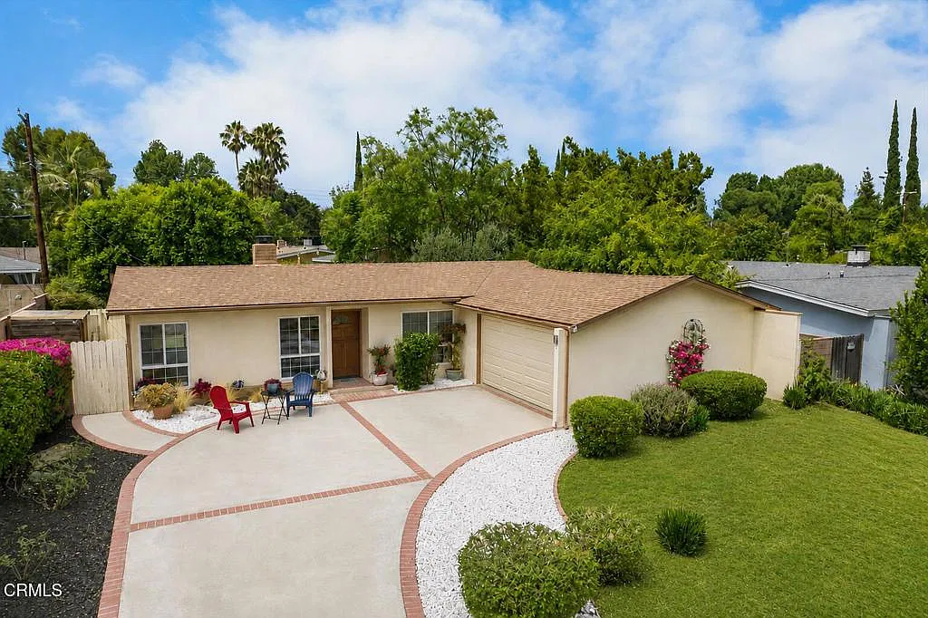 3 bed, 2.0 bath, 1299 sqft, $4,700 — Photo 1