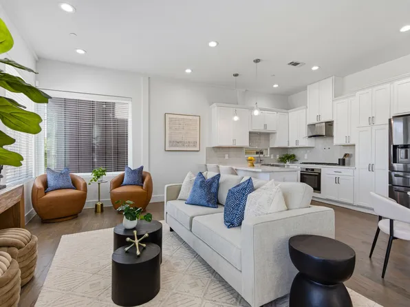 2450 N Garrett Ave #18, Dallas, TX 75206