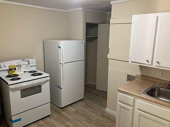 2nd image of 521 Hall St #1