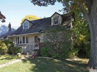 275 Grand Blvd, Massapequa Park, NY 11762