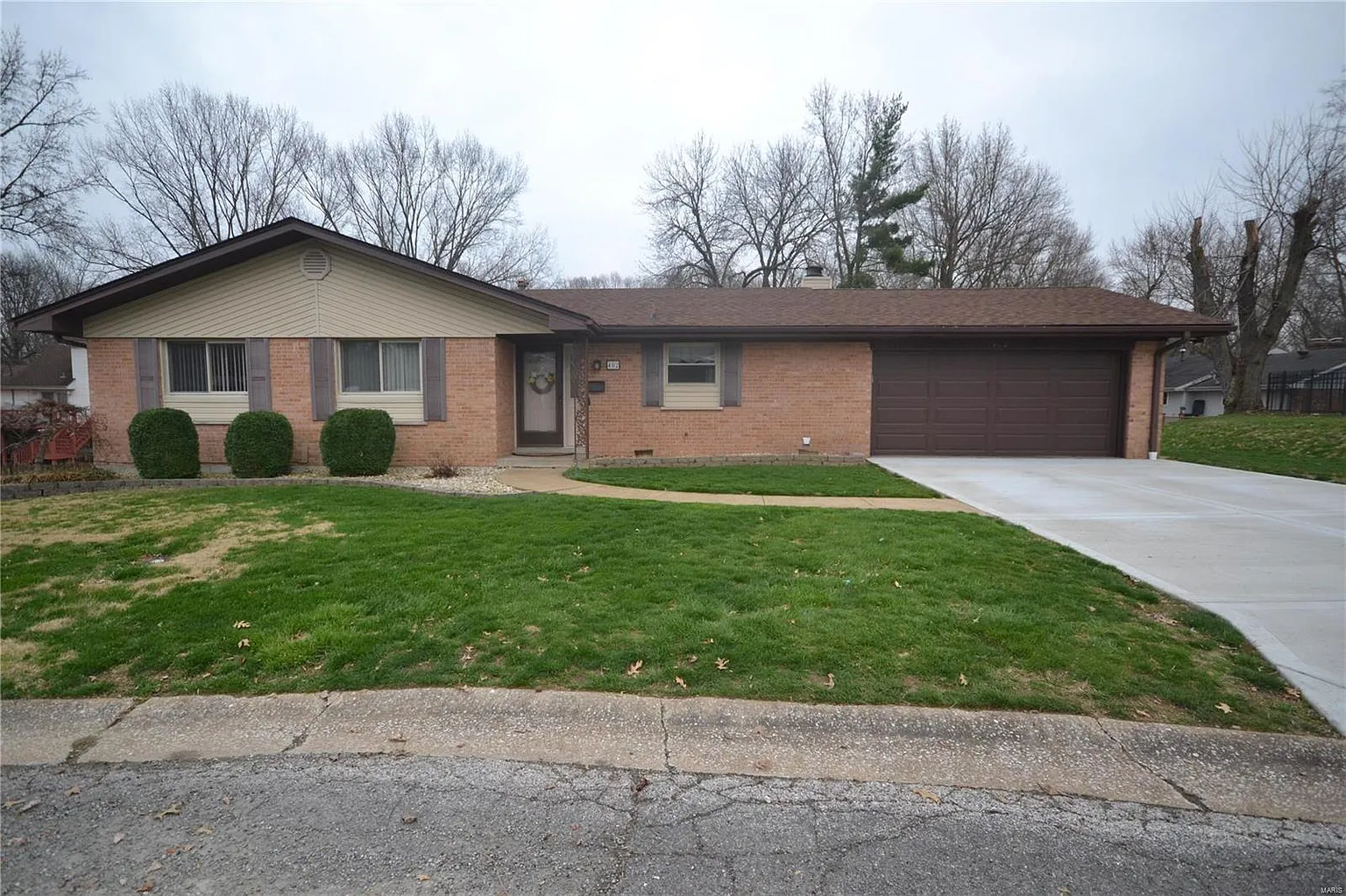 402 Rosewood Dr photo 1