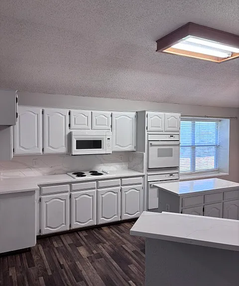 1300 Rosewood Ln — Photo 5