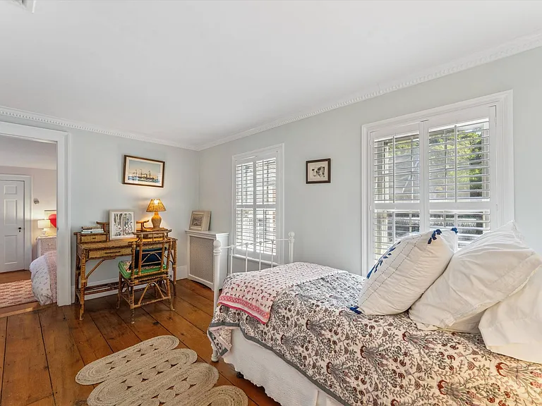 20 Quogue St — Photo 16