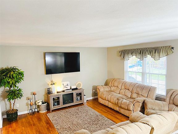 3rd image of 54 Stacy Dr