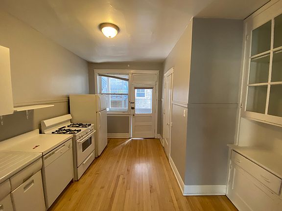 3rd image of 1903 W Argyle St APT 2