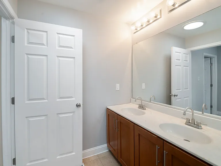415 N Kenwood Ave — Photo 16