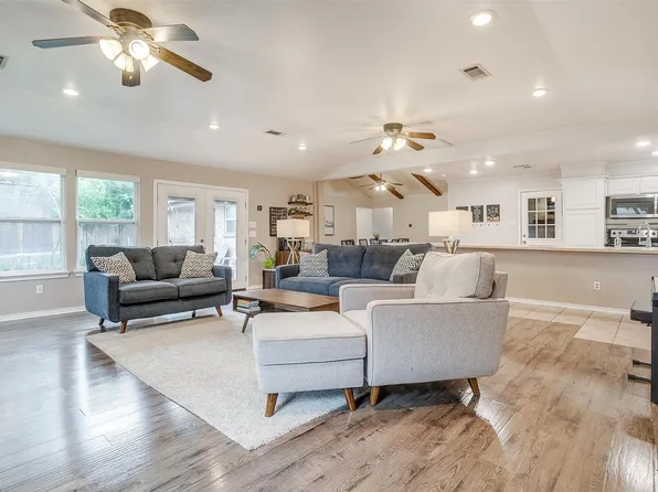 136 NW Suzanne Ter, Burleson, TX 76028