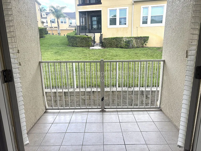 13220 Fountainbleau Dr — Photo 16