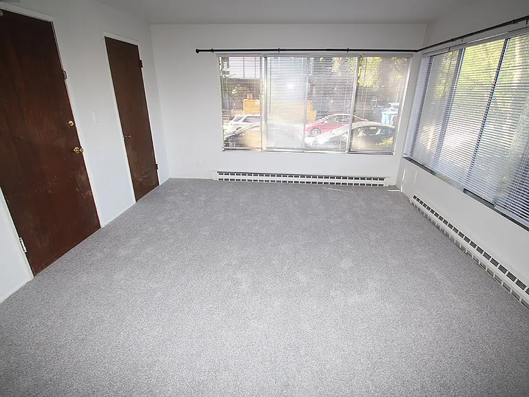 5112 Ravenna Apartments - Ravenna — Photo 3