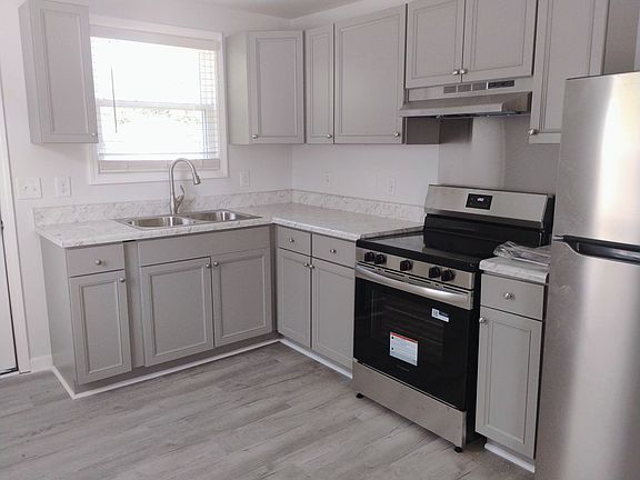 3rd image of 824 Eccles Dr #824