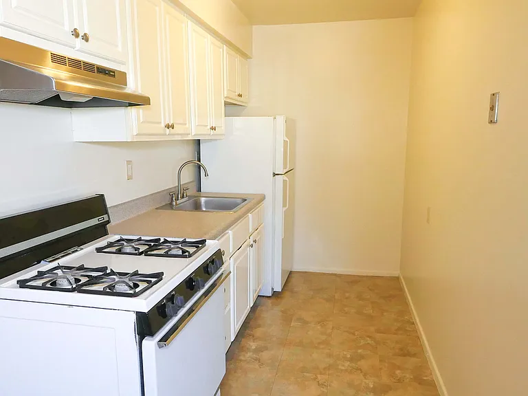 Kitchen for pet friendly apartments close to NYC under 2000