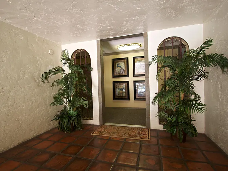 Chateau Garnet Apts. — Photo 13