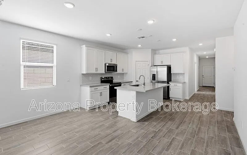 5 bed, 3.0 bath, 2071 sqft, $2,295 — Photo 3