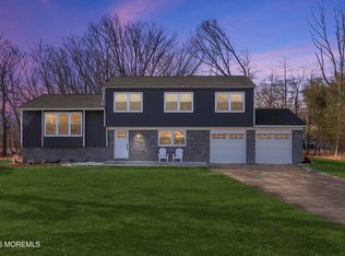 3 Castle Ct, Manalapan, NJ 07726