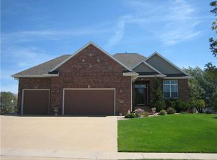 370 Phaeton Dr, Robins, IA 52328