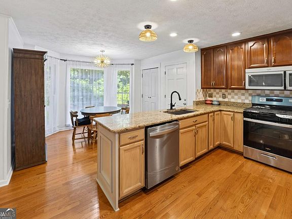 5th image of 206 Comstock Ct