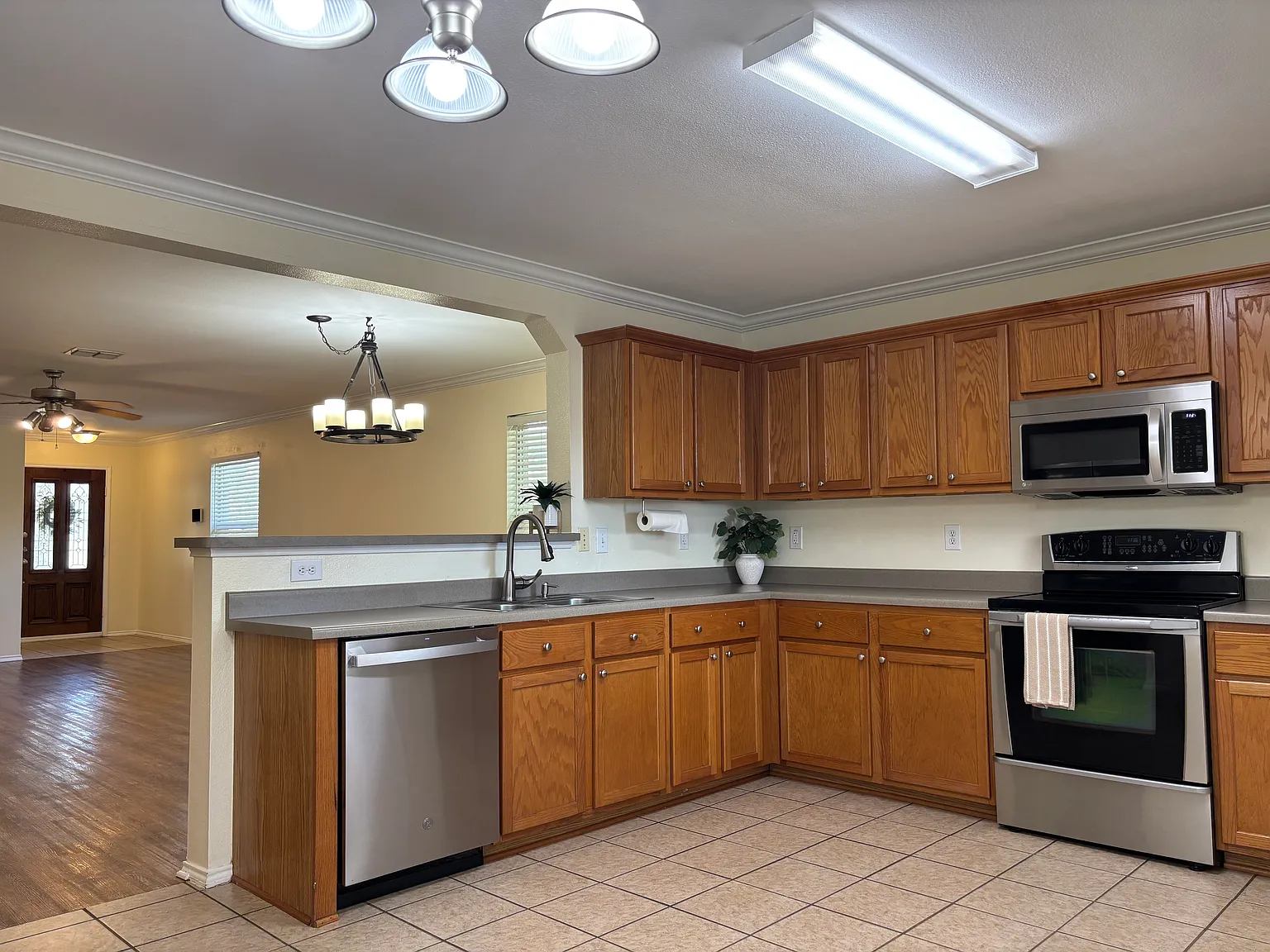 3 bed, 1724 sqft, $2,325 — Photo 3
