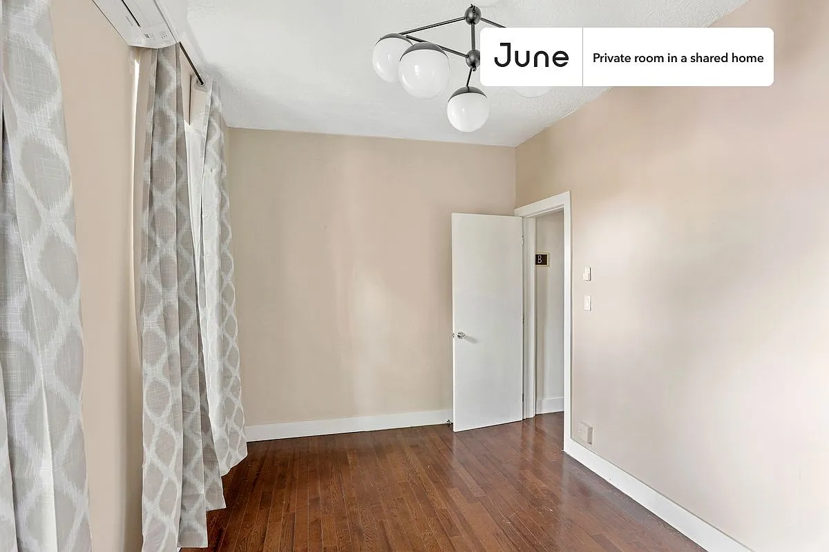 Queen bedroom in 3 bed/1 bath home in Prospect Park South #749 B — Photo 2
