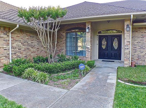 2nd image of 911 Kingston Dr