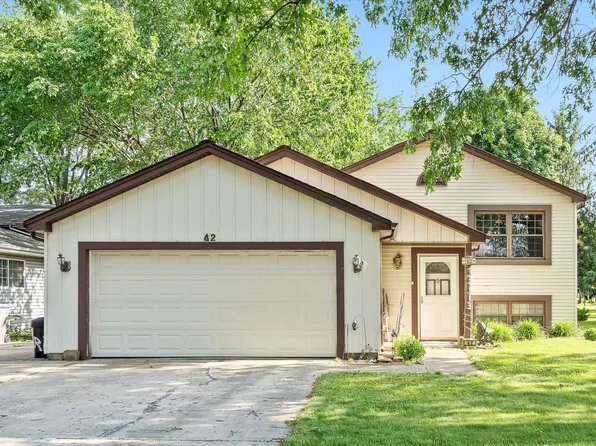 42 Meadows Dr, Sugar Grove, IL 60554