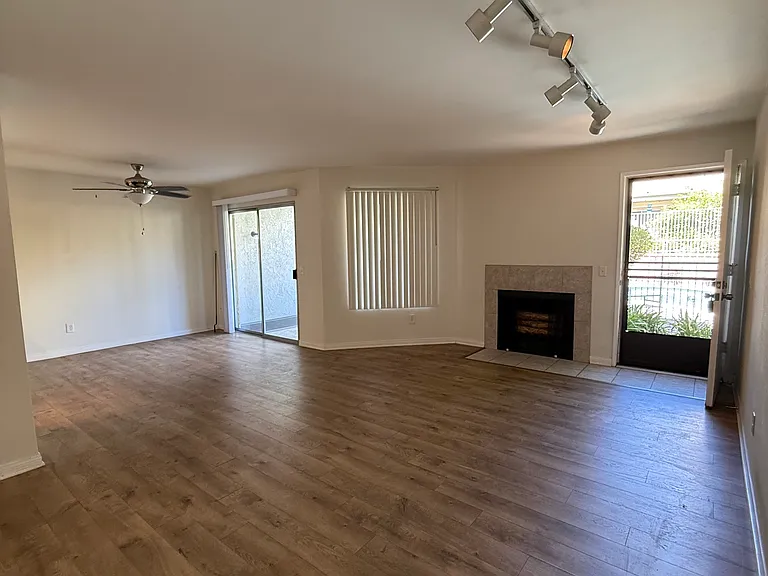 18408 Hatteras St #13 — Photo 2