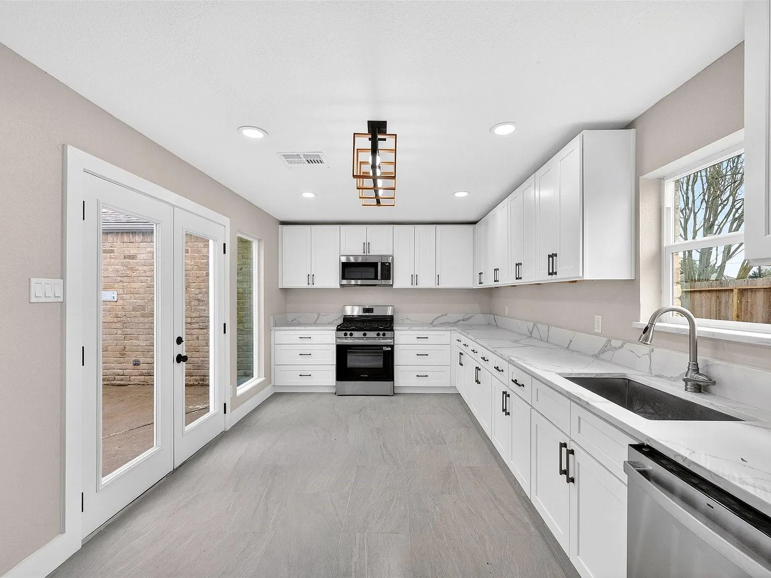 3 bed, 2.0 bath, 2153 sqft, $2,300 — Photo 3