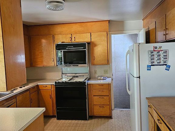 3rd image of 2106A Fir St SE