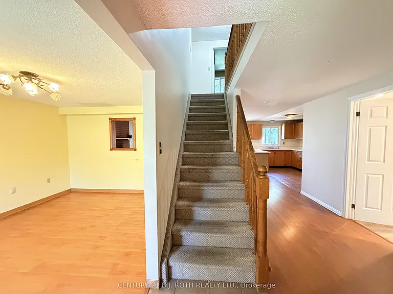 29 Irwin Dr #UPPER — Photo 3