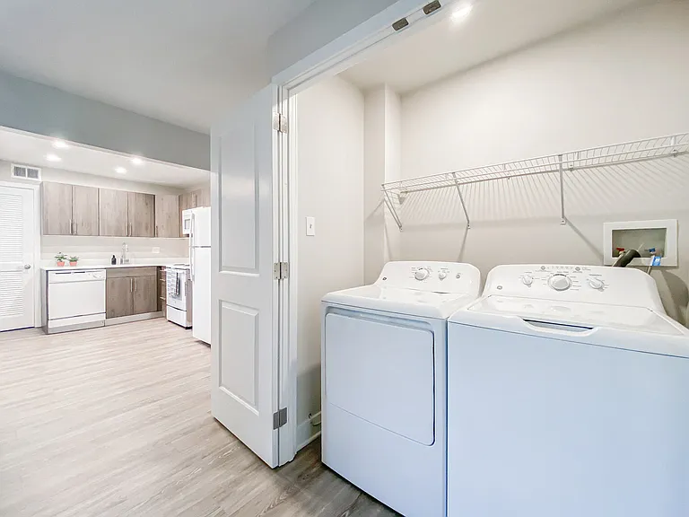 550 S Dupont Pkwy — Photo 31