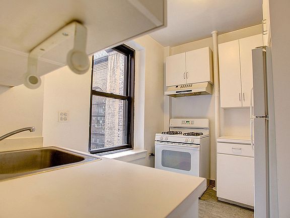 5th image of 158 W 81st St APT 32