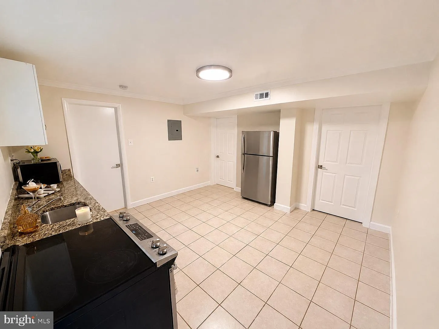 1 bed, 1.0 bath, 2352 sqft, $2,000 — Photo 3