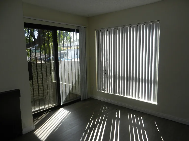 4453 Woodman Ave — Photo 8
