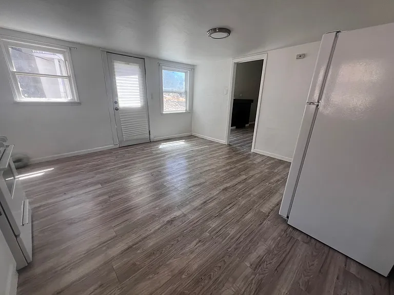 319 E St — Photo 5