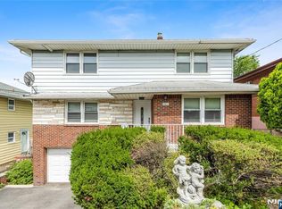 261 10th St, Palisades Park, NJ 07650