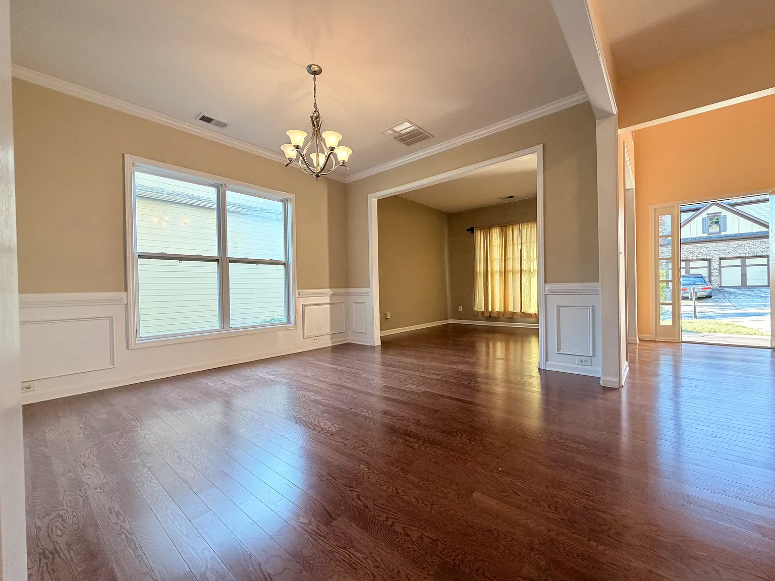 4 bed, 2.5 bath, 2700 sqft, $2,599 — Photo 3