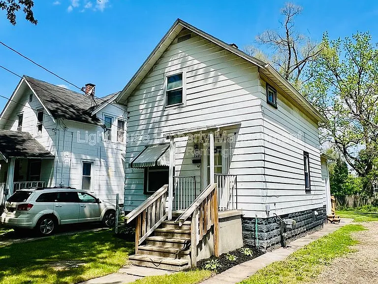 708 Elizabeth St — Photo 2
