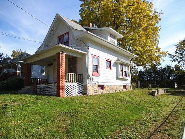 2nd image of 1031 W White Oak St