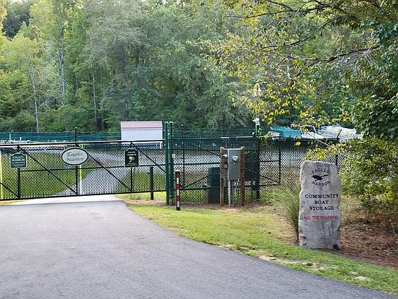 4th image of 521 Eagles Harbor Dr