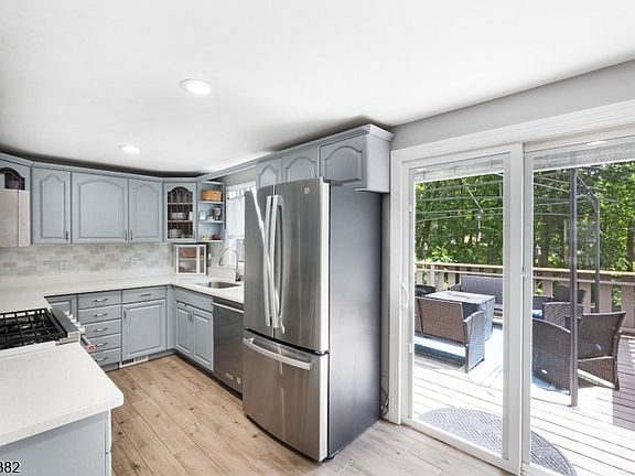 4th image of 19 Glenview Dr