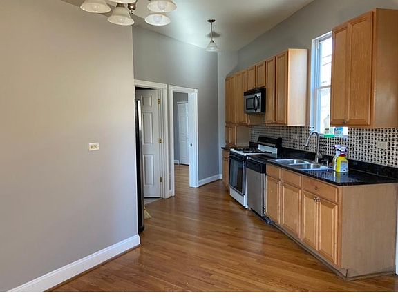 3rd image of 2426 W Diversey Ave