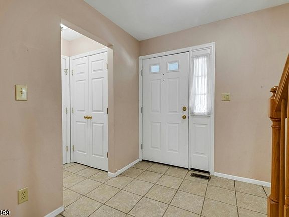 4th image of 40 White Meadow Rd