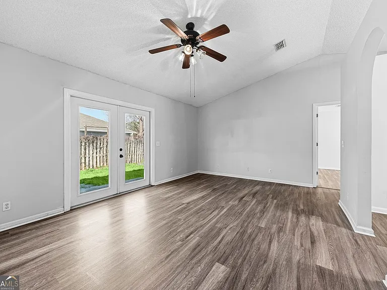 401 Maggie Way — Photo 3